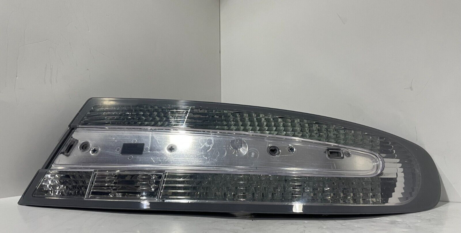 2005-2016 ASTON MARTIN DB9 RIGHT PASSENGER SIDE TAIL LIGHT GRAY 8D3313404-AJ OEM