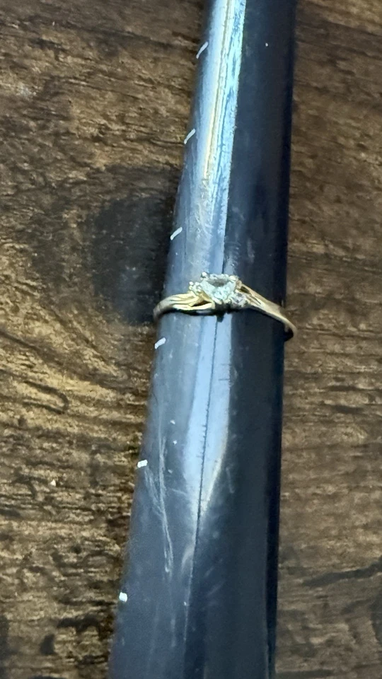 10K Gold Band Solitaire CZ HEART Ring SZ 7 3/4 with 2 additional stones - Image 3 of 4