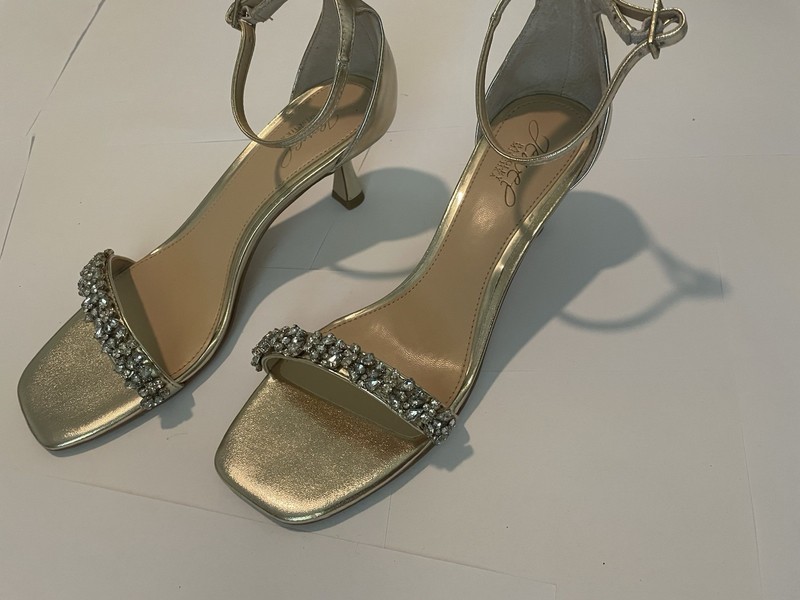 Jewel Badgley Mischka Womens Champagne Gold Rhinestone Kitten Heel Sandals Size