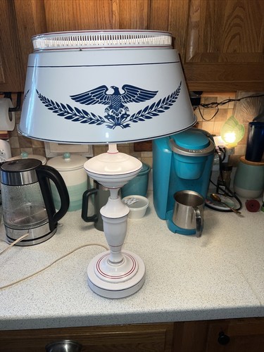 Eagle and Olive Branches Toleware vintage Lamp - Picture 8 of 8