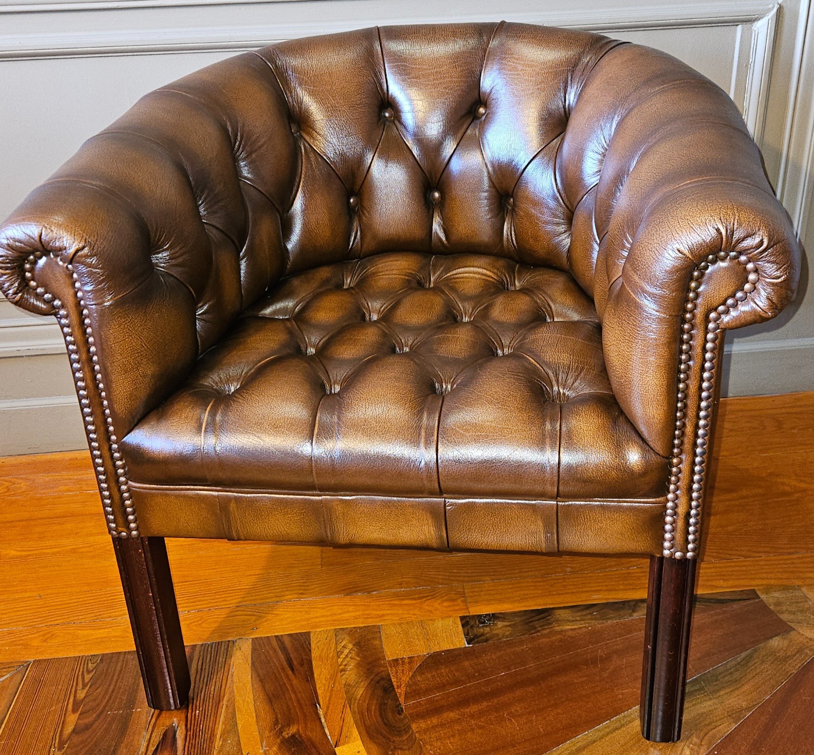 Fauteuil club cuir chesterfield assise ferme contre le mal de dos en cuir noir