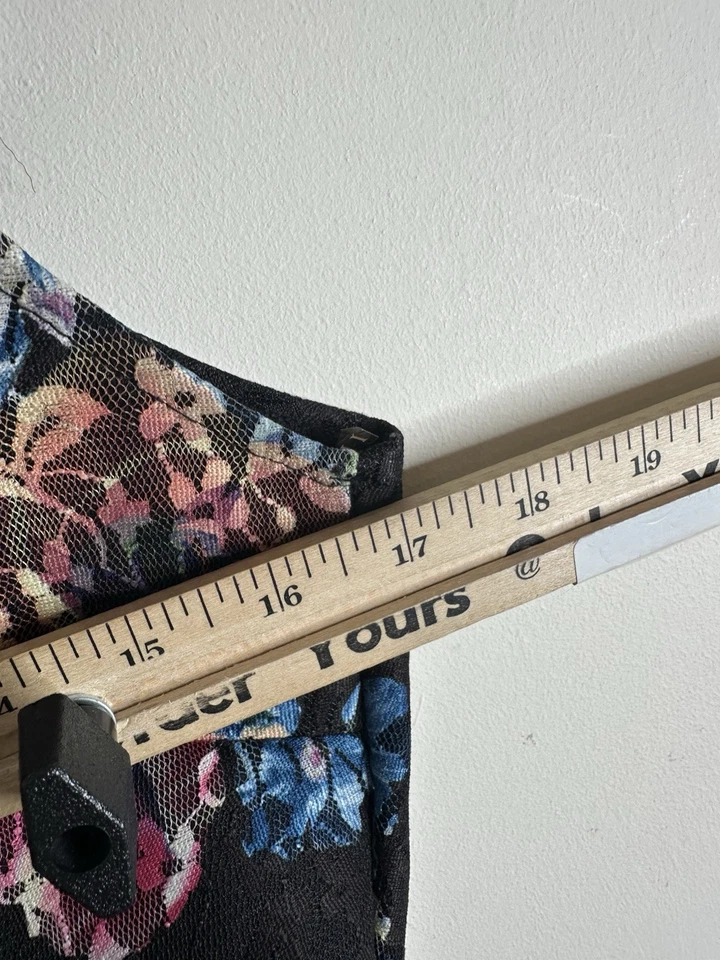 Lipsy Top Size 12 Blouse Floral Slit Back vent Cap Sleeve Black Pink Cropped - Image 4 of 4