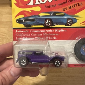 Hot Wheels 25th Anniversary Redline THE DEMON #5730 purple with collector button