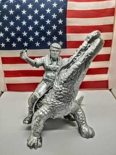 8" President Donald Trump on a Gator USA Figur MAGA 3D Silber +2Gratis🎁🎁 - Bild 4 von 4