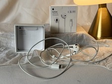 Apple EarPods, Lightning Connector In Ear Canal Headset - White, Great Cond, Box
