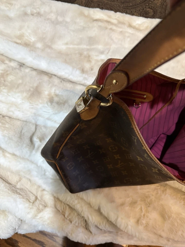 LOUIS VUITTON Encantador Bolso de Hombro MM Monograma Rosa Pivoine Interior Foto 4 de 4