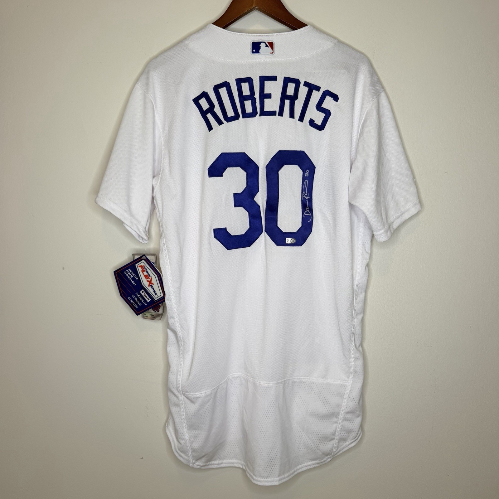 Majestic Dodgers Dave Roberts #30 autograph jersey Size 44 NWT