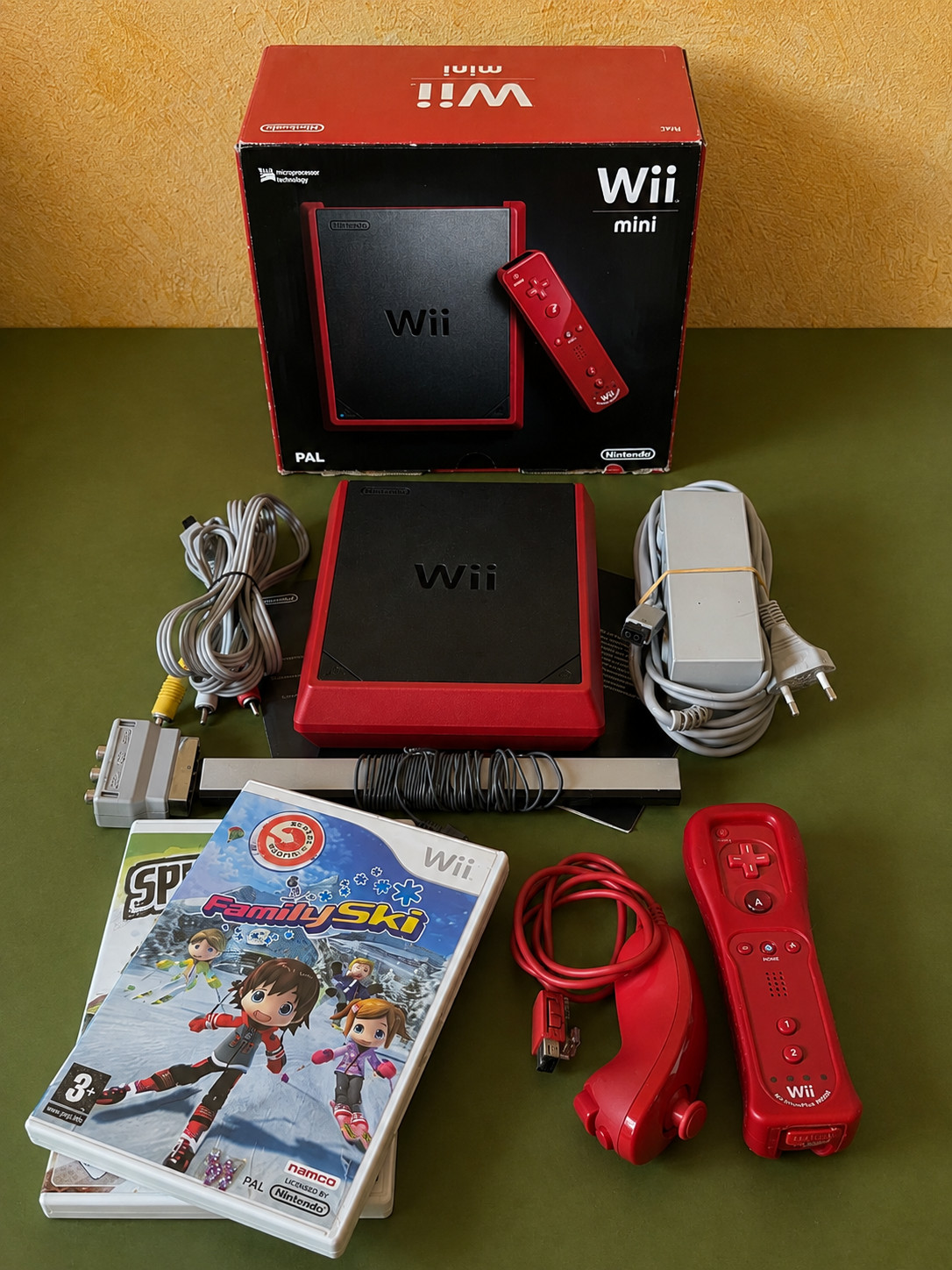 Nintendo Wii Mini rossa completa con scatola 2 giochi Wiimote Nunchuk PAL