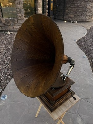 Victor III Phonograph with Speartip Wood Horn