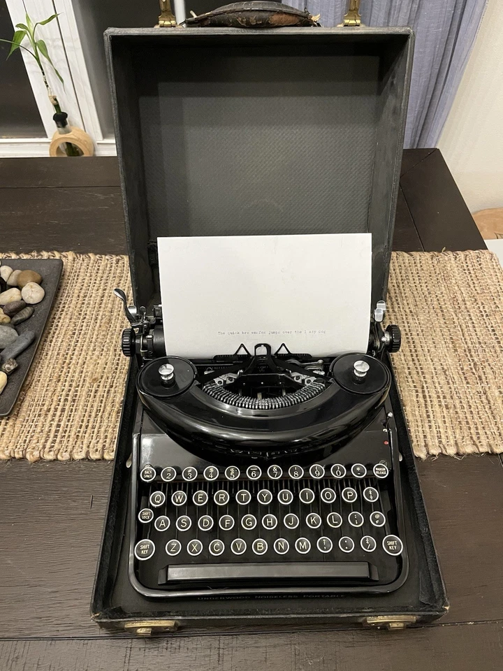 Antigua máquina de escribir manual portátil silenciosa Underwood de los años 30 con estuche, necesita trabajo Foto 2 de 4