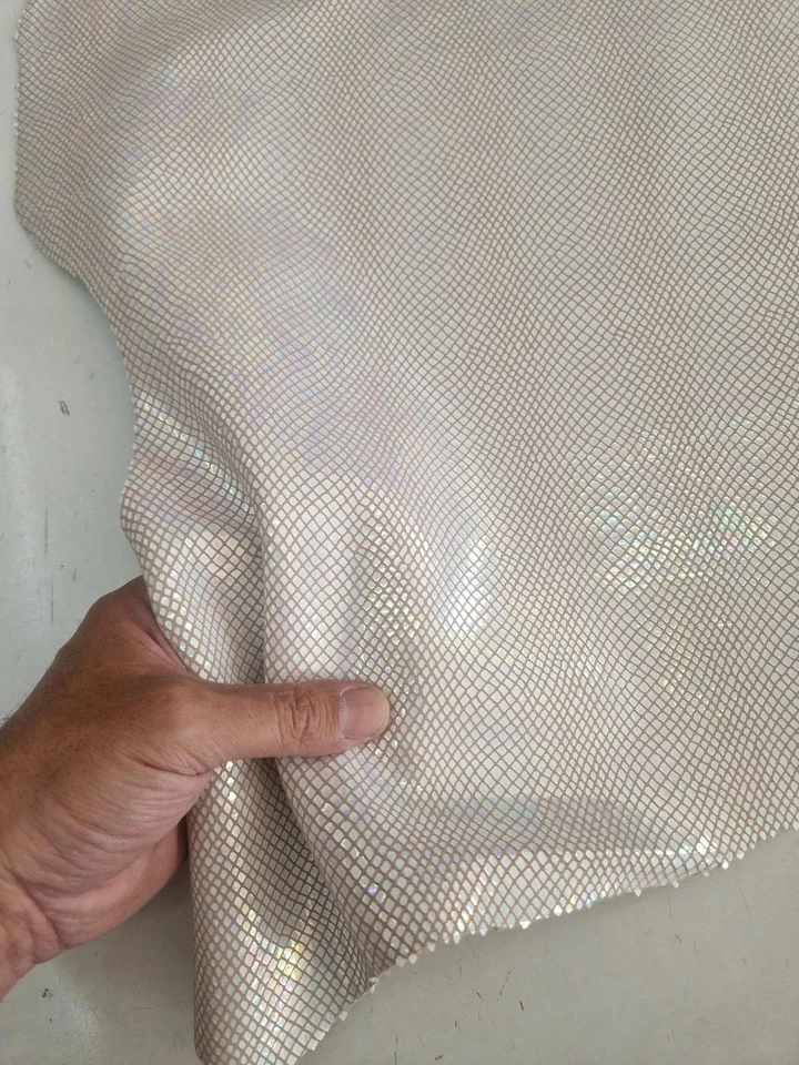 Cuero de oveja col. blanco arco iris, cuero estampado serpiente brillante iridiscente Foto 4 de 4