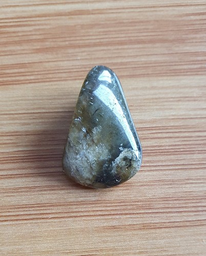 LABRADORIT Trommelstein Heilstein Handschmeichler in einer Dreiecksform LABRADORIT Trommelstein Heilstein Handschmeichler in einer Dreiecksform