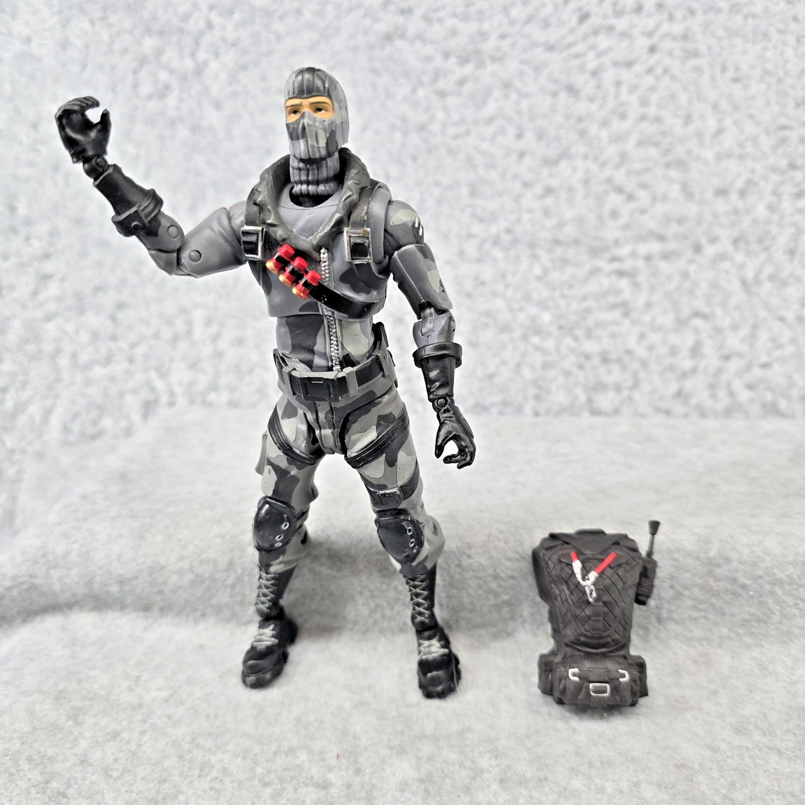 McFarlane Fortnite Havoc Figura 7" Figura Premium Escuadrón Calavera Gris Mochila Camuflada