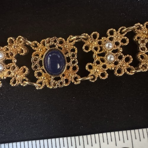 Brazalete de filigrana vintage 1975 Sarah Coventry tono dorado con cabujones de lapislázuli sintético - Imagen 4 de 9