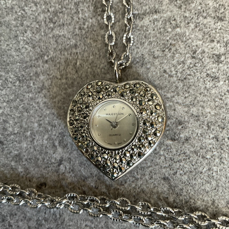 Reloj colgante vintage Majestron en forma de corazón con detalles de cristal caja de 28 mm B-P Foto 3 de 4