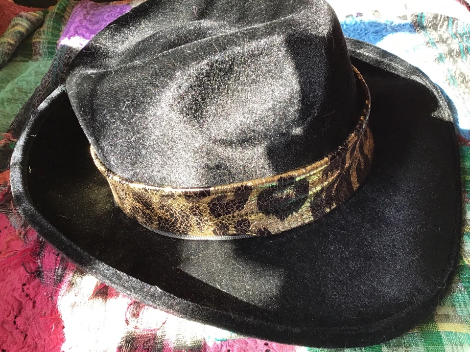 Sombrero de terciopelo negro Elope con envoltura de banda negra/bronceada/flexible con ala flexible. Halloween Foto 2 de 4