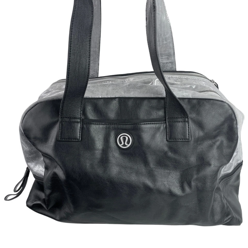 Bolso de Mano Lululemon Urban Sanctuary Negro Plateado Metálico Imitación Cuero Foto 4 de 4