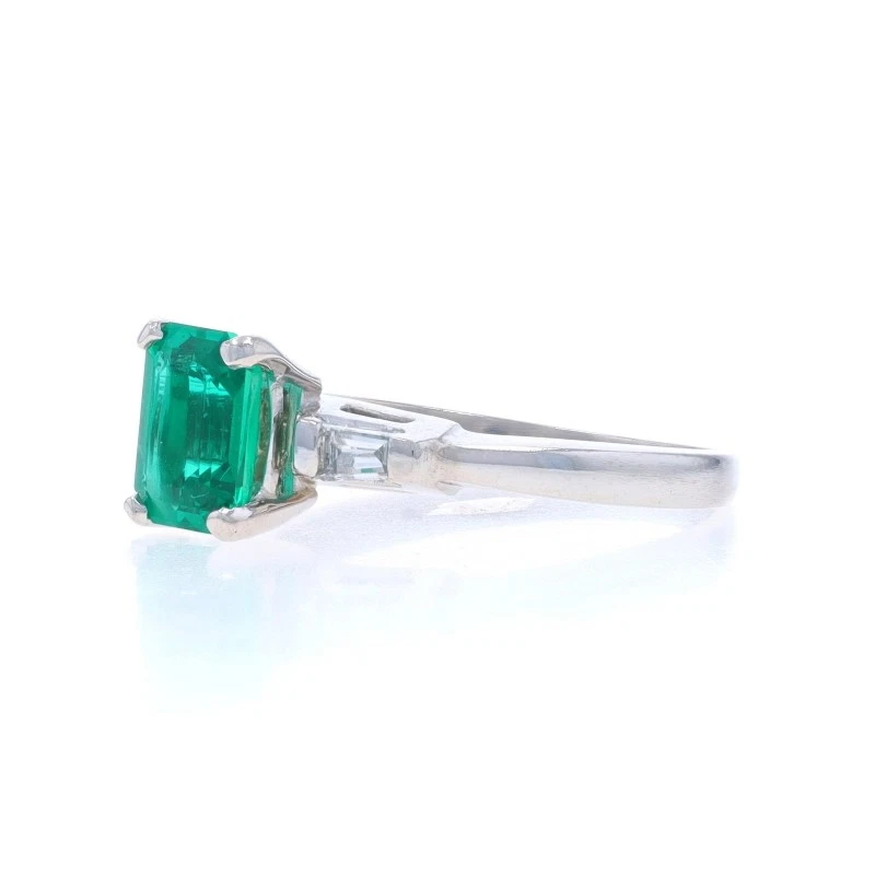 Anillo de platino con esmeraldas y diamantes creados en laboratorio - corte esmeralda .96ctw Foto 3 de 4