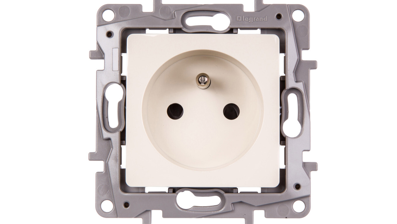 NILOE Single socket w/u 16A IP20 with shutters, cream 664636 /T2UK