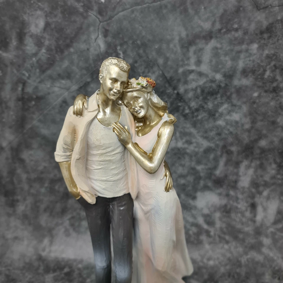 Moderne Skulptur Deko Figur Liebespaar auf Sockel mehrfarbig Höhe 27 cm - Bild 3 von 4