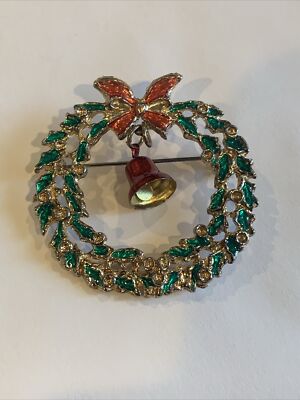 Festive Wreath Brooch with Gold Bow Pretty Christmas Wreath Holly With Gold Bow Brooch Pin - Etsy main image 2