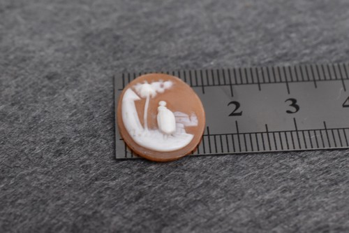 Italian Conch Shell Cameo Village Scene Plaque Handmade 1 in Vintage - Picture 4 of 4