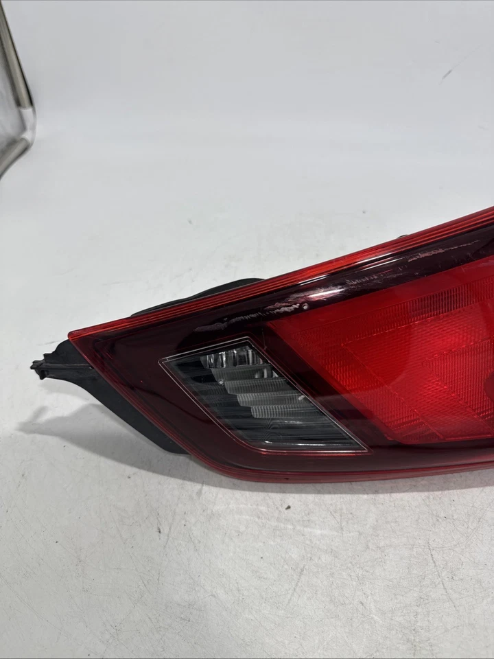Luz trasera interior Nissan Rogue Sport 2017-2019 OEM luz lateral derecha/pasajero/derecha Foto 3 de 4