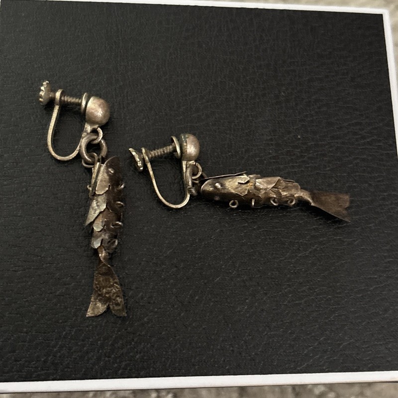 ANTIQUE VINTAGE JAPAN SILVER HINGED FISH MOTIF EARRINGS WITH SCREW BACKS