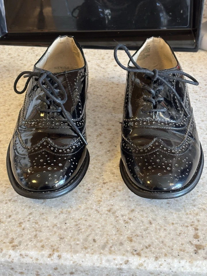 Oxford con punta de ala de cuero negro patente para mujer talla US 9 Foto 3 de 4