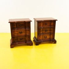 coppia di comodini in legno in stile antico