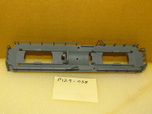 P129-058 GRAY & RED CHASSIS W/ RAILINGS FOR CENTURY 415 DIESEL BY IHC MEHANO HO - Picture 4 of 5