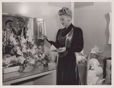 HOLLYWOOD BEAUTY GINGER ROGERS STYLISH POSE STUNNING PORTRAIT 1945 DBW Photo C33