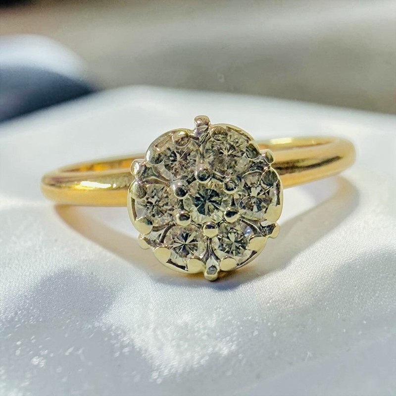 14K Yellow Gold 7 Diamond Flower Cluster Size 6.75 Ring 2.1 Grams