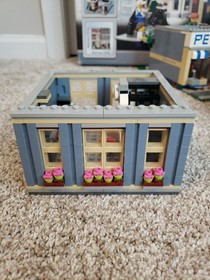 LEGO Creator Expert Pet Shop 10218 With Instructions and Box