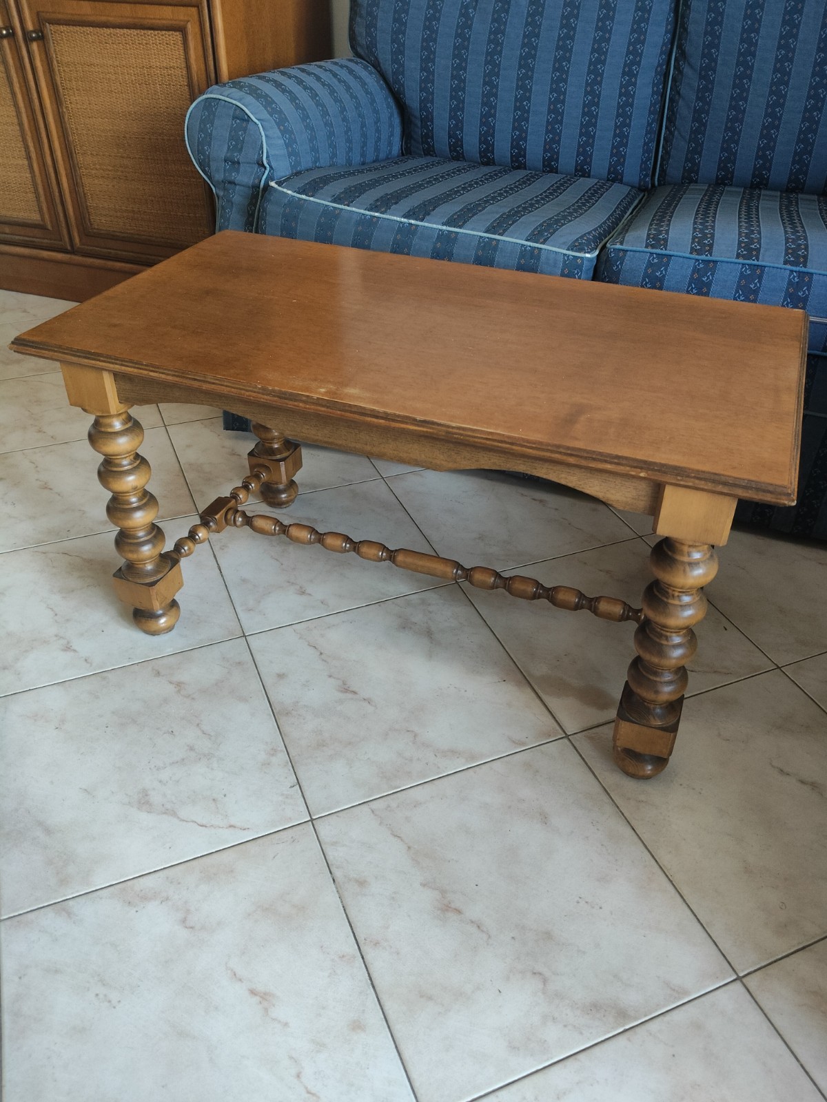 TAVOLINO BASSO DA SALOTTO IN LEGNO COL. NOCE MIELE E ZAMPE A TORTIGLIONI VINTAGE