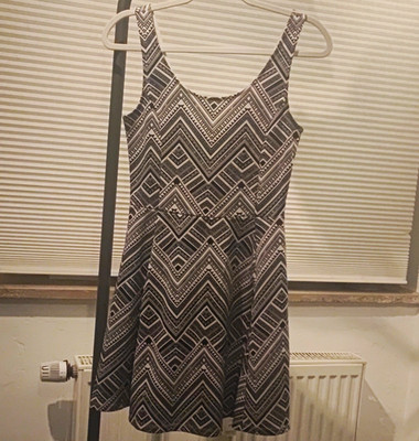 H&M Damen Skaterkleid kurz Gr. 38 schwarz/weiß geometrisch V-Ausschnitt