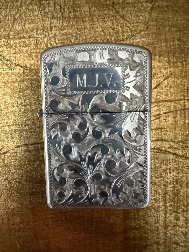 Juego de estuche y encendedor de cigarrillos de plata de ley Foto 4 de 4