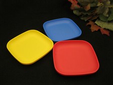 TUPPERWARE CHILDRENS CAKE TAKER PLATES SET OF 3