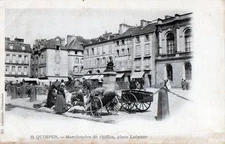 CPA 29 QUIMPER MARCHANDES DE CHIFFONS PLACE LAENNEC (dos non divisé)