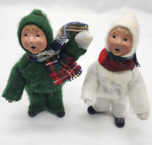 Byers Choice Children Snow Suits Christmas Figurines Pair 2 White Green 1992 - Picture 2 of 7