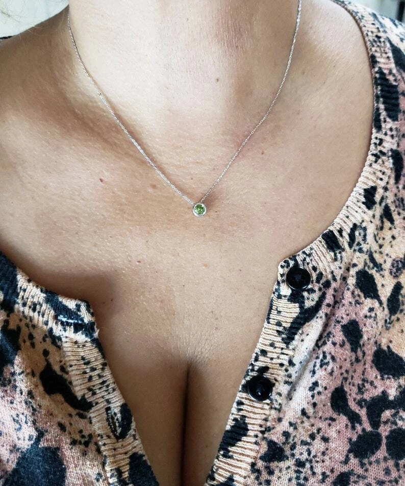 Collar solitario de piedra de nacimiento con bisel de peridoto de corte redondo de 2 quilates enchapado en oro amarillo de 14 quilates Foto 4 de 4