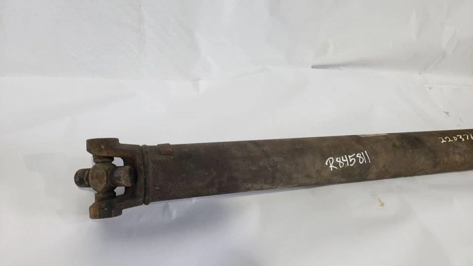 Eje de transmisión trasero 2 piezas 159" SRW sin identificación OEM 17 21 Chevrolet Express 3500 Foto 2 de 4