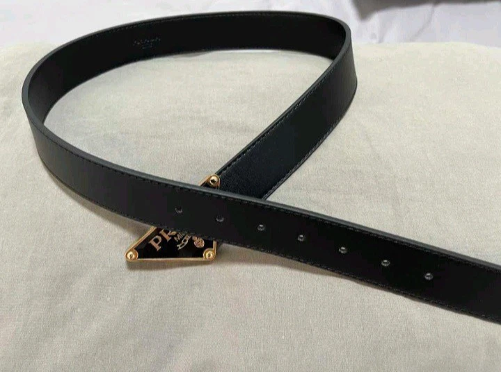 Cinturón de cuero liso con hebilla dorada Prada 105 CM Foto 4 de 4