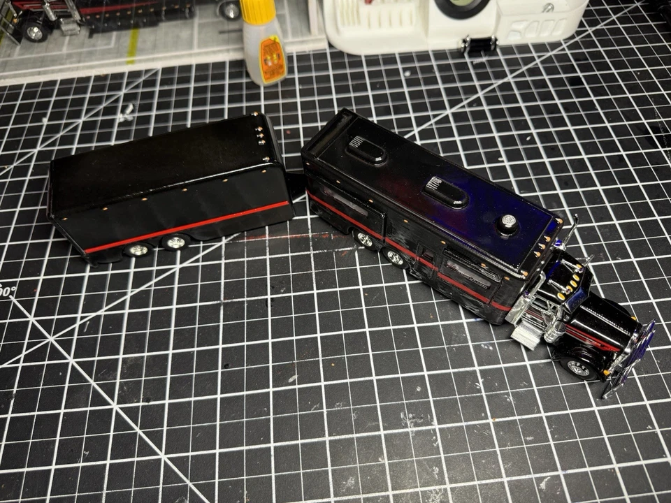 DCP 1:64 Peterbilt 389 Custom Made RV / Custom Made Trailer - Image 3 of 4