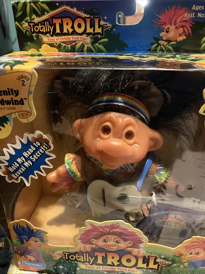 Totally Trolls Serenity Goodwin Serie 2 Sostén su mano en un mensaje aparece Foto 2 de 4