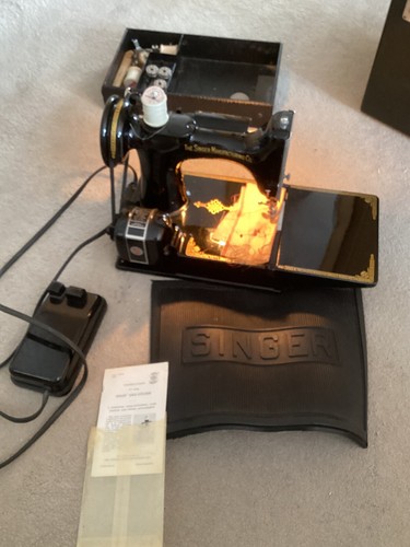 Vintage Singer 221k1 Electric Sewing Machine in case + accessories. Motor Works. - Picture 6 of 12