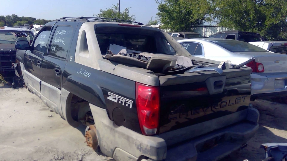 2002-2004 CHEVY AVALANCHE 1500 RIGHT Front Door Moulding LOWER CLADDING ONLY OEM - Image 4 of 4