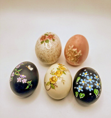 Set of 5 Eggs, 3 of Them are Dated 1977,1984,1985 Hand Painted Easter Eggs Decor