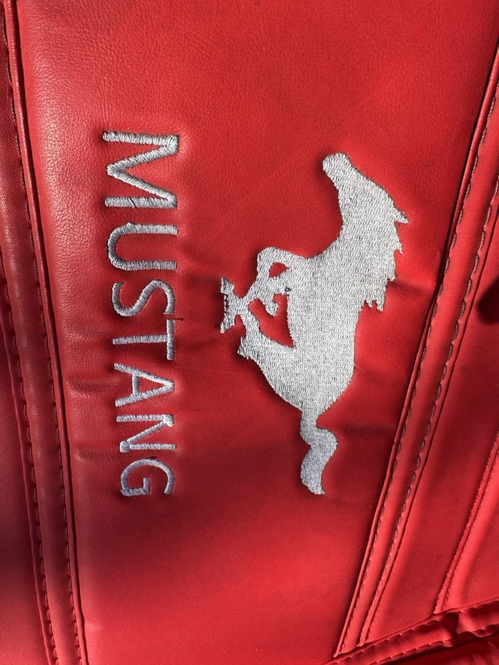 Alfombrillas Ford Mustang Luxury personalizadas bordadas con escudo de león rojo Foto 2 de 4
