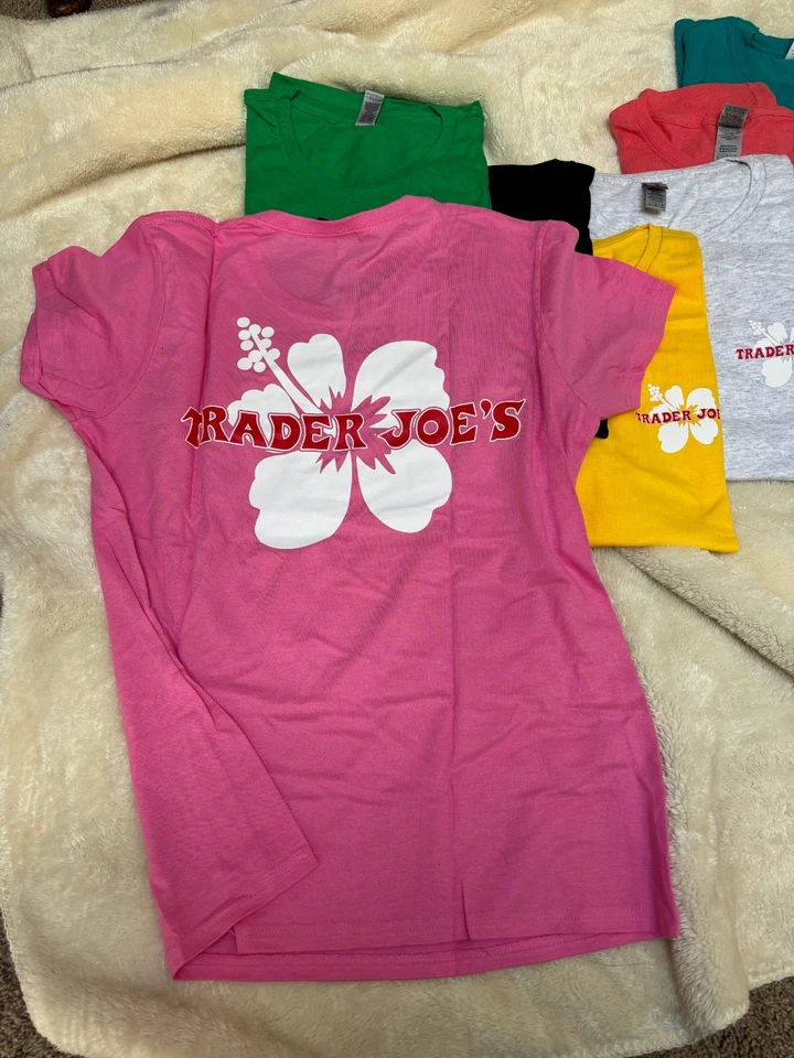Camiseta de Empleado Trader Joe's Manga Corta Hibisco Mayormente L/Color NUEVA Foto 3 de 3
